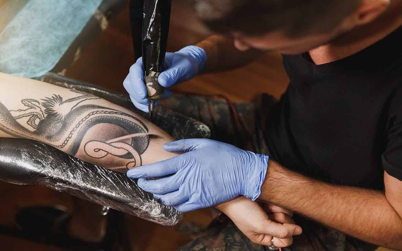 sonhar que apaga tatuagem do braço