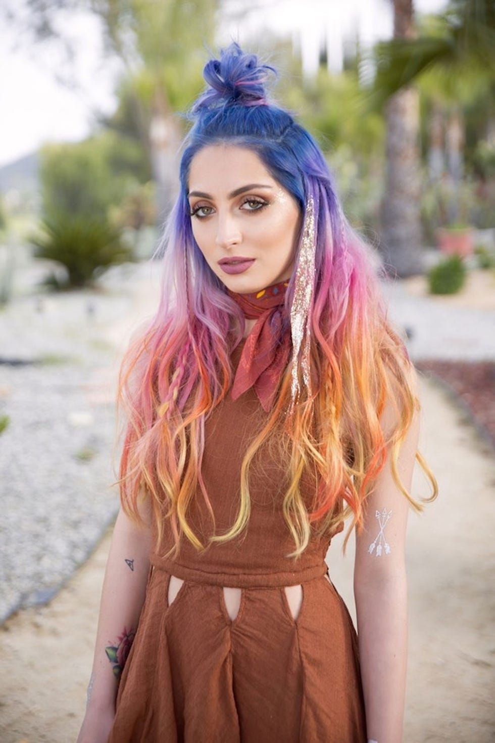 Sunset Brown: A Tendência Elegante para Cabelos Ruivos e Morenas Iluminadas