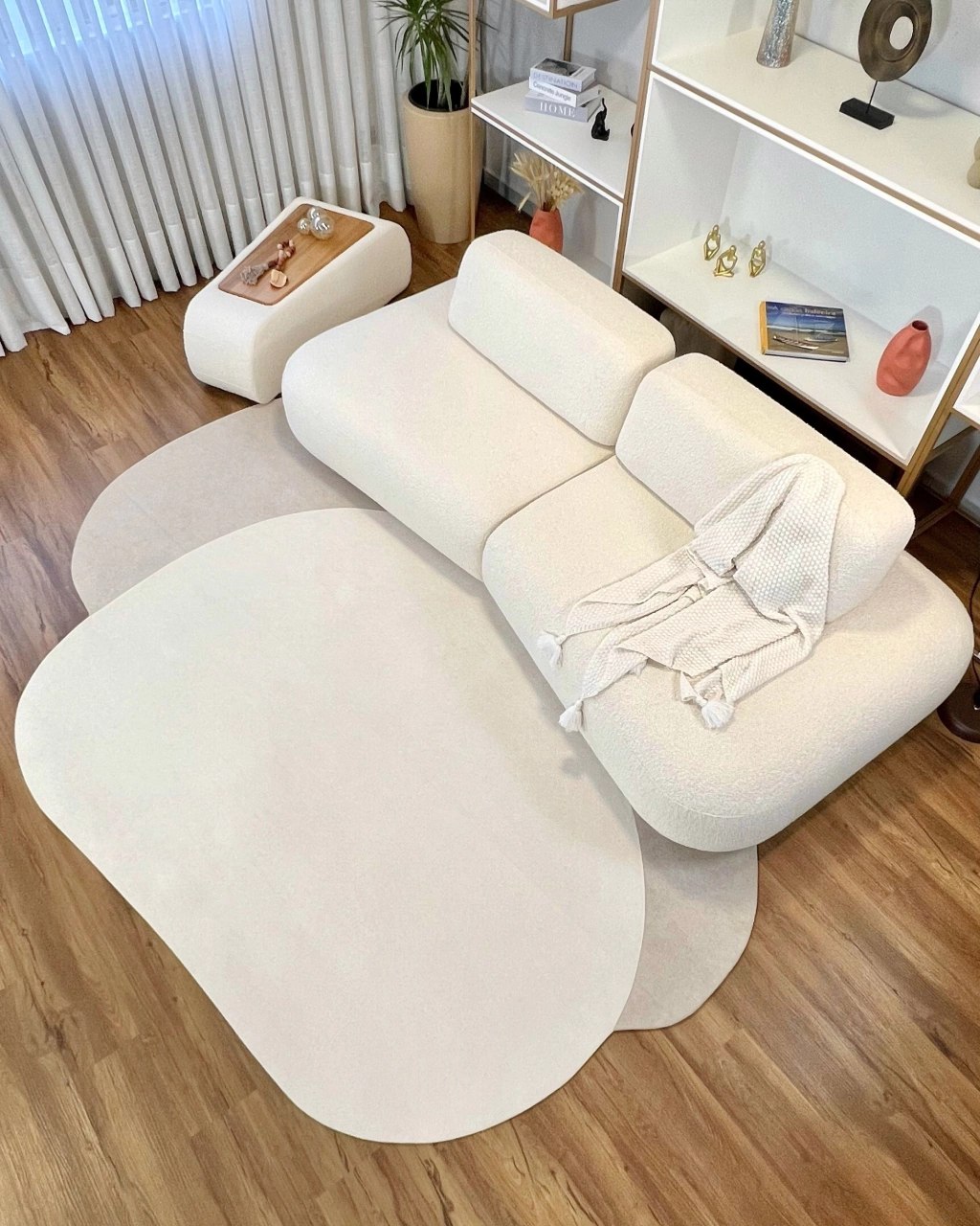 tapete bege para sala com sofá cinza