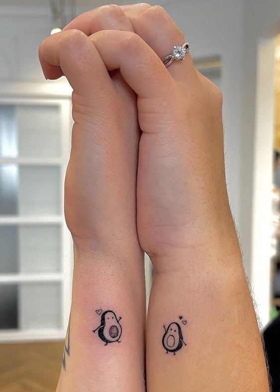 tatuagem de amiga com símbolo do infinito