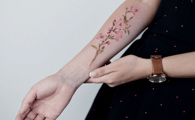 inspirações tatuagem antebraço feminina delicada com flores
