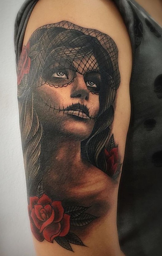 significado tatuagem catrina com relógio e rosa