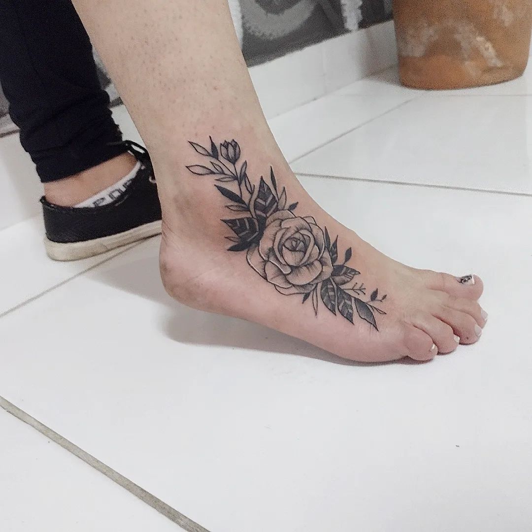 como cuidar de tatuagem floral na panturrilha