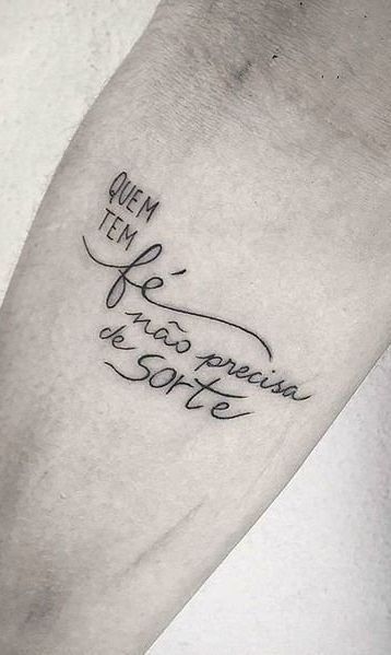 tatuagem frase masculina em latim