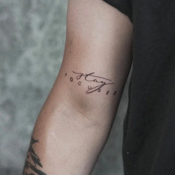 erros comuns ao escolher frase para tatuagem masculina