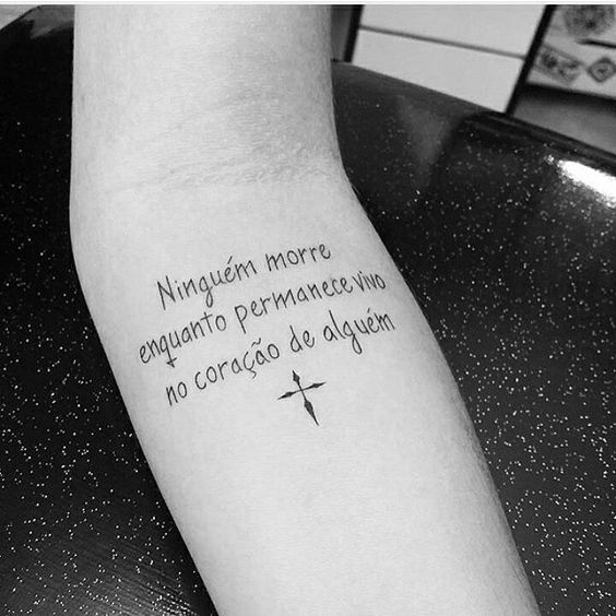tatuagem frase masculina vs tatuagem símbolo