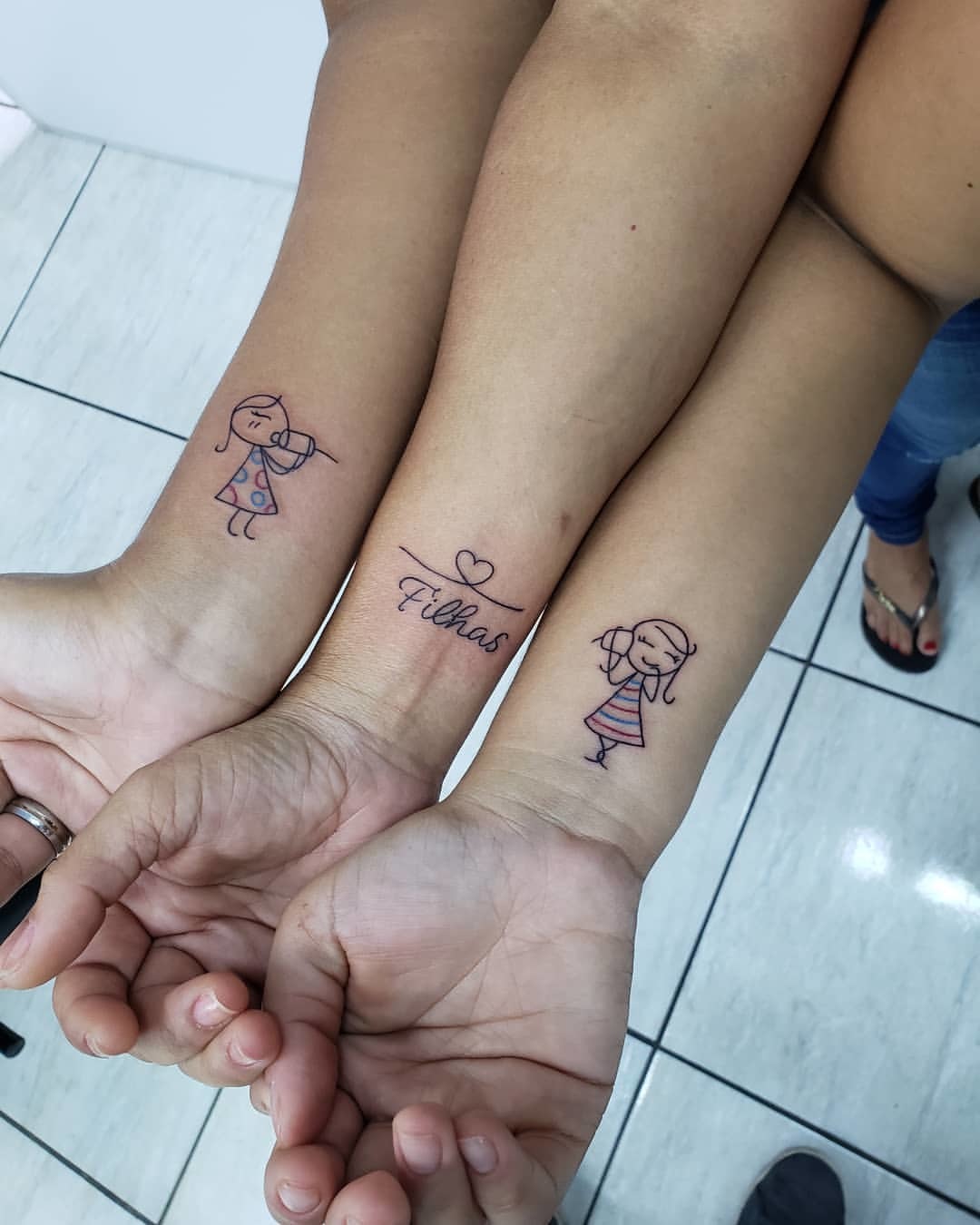 tatuagem mãe e filha com nome da filha