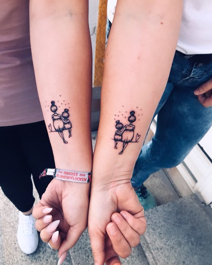 tatuagem mãe e filha com nome da filha