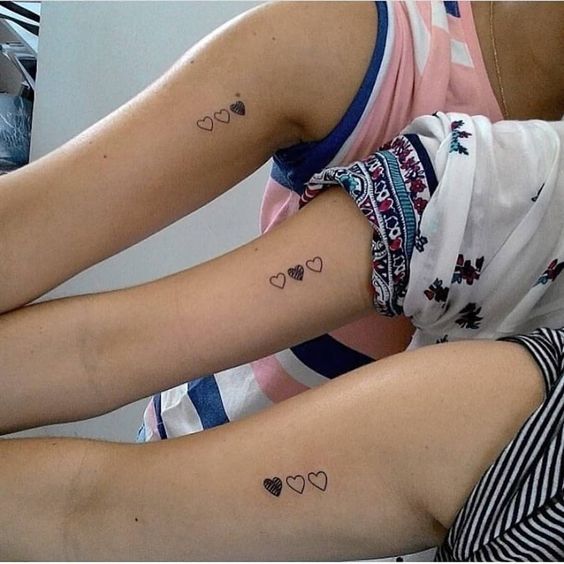 tatuagem mãe e filha com nome da filha