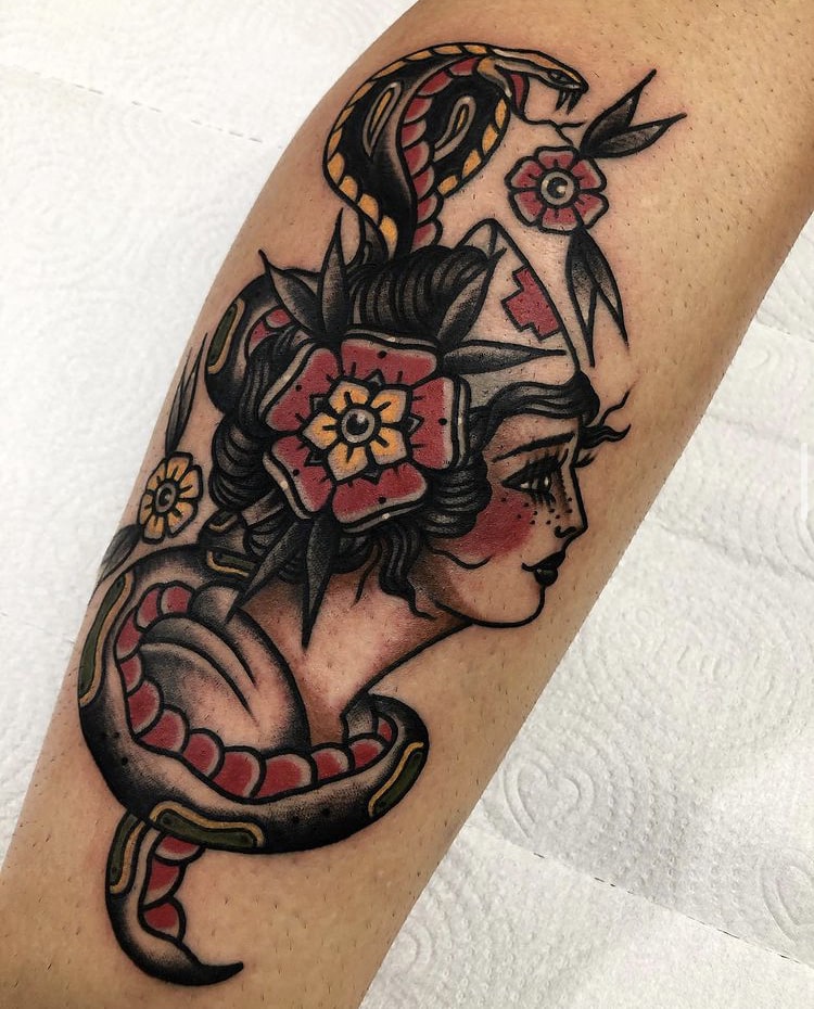 tattoo old school feminina