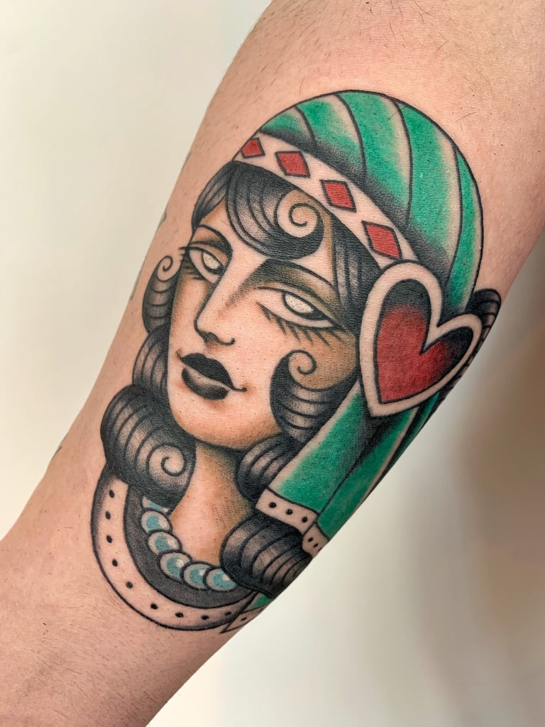 significado da tatuagem andorinha old school feminina