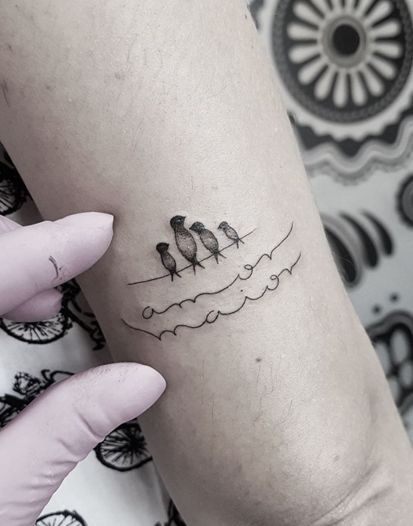 Tatuagens Minimalistas para Pais: Nomes, Datas e Coordenadas
