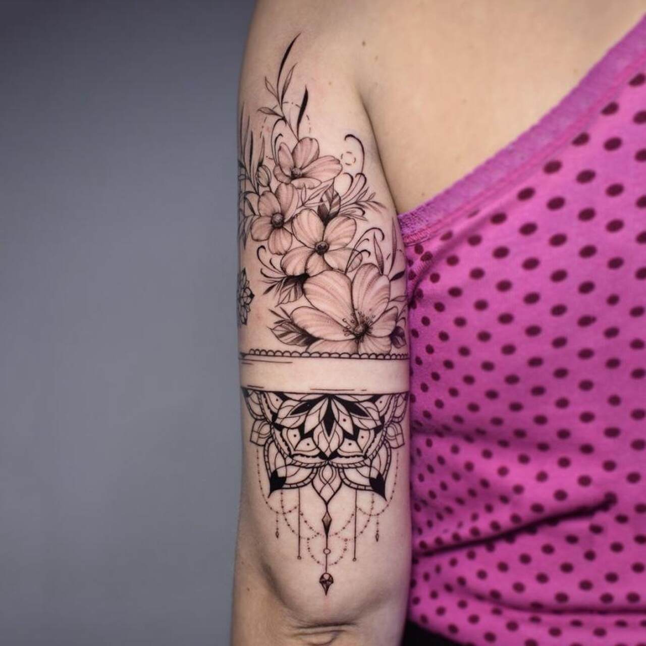 tatuagem atras do braco feminina