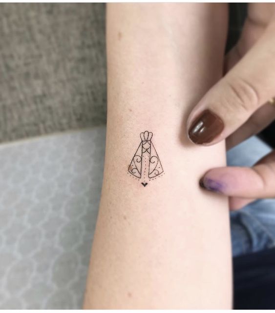 erros comuns ao fazer tatuagem atrás do braço feminino