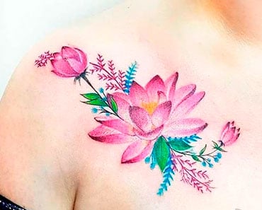 tatuagem colorida feminina no pulso com flores