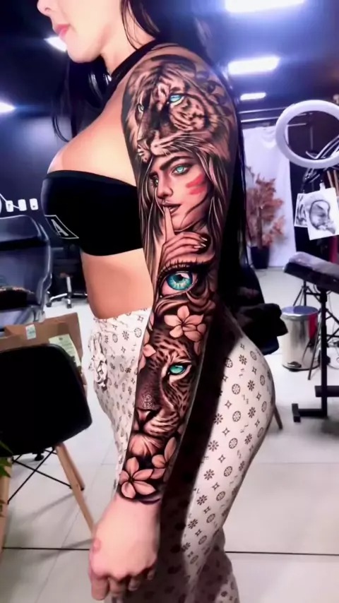 tatuagem colorida feminina