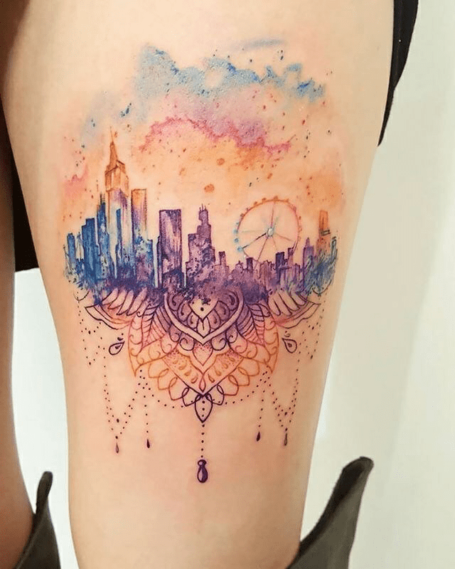 tatuagem colorida feminina no pulso com flores
