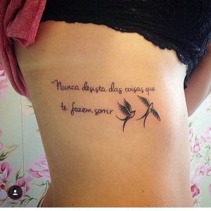 quanto custa uma tatuagem de frase pequena