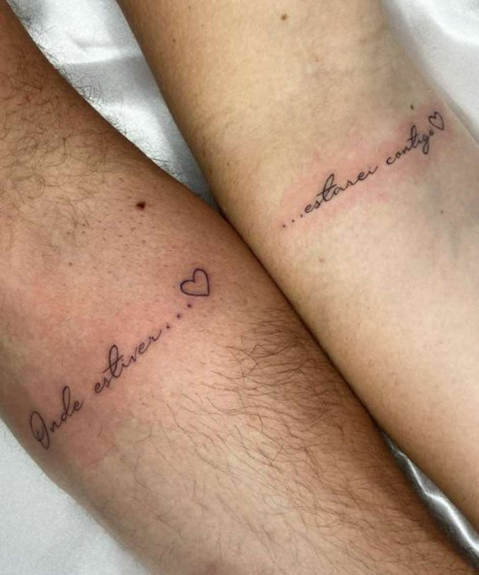 tatuagem de frase pequena no dedo do pé