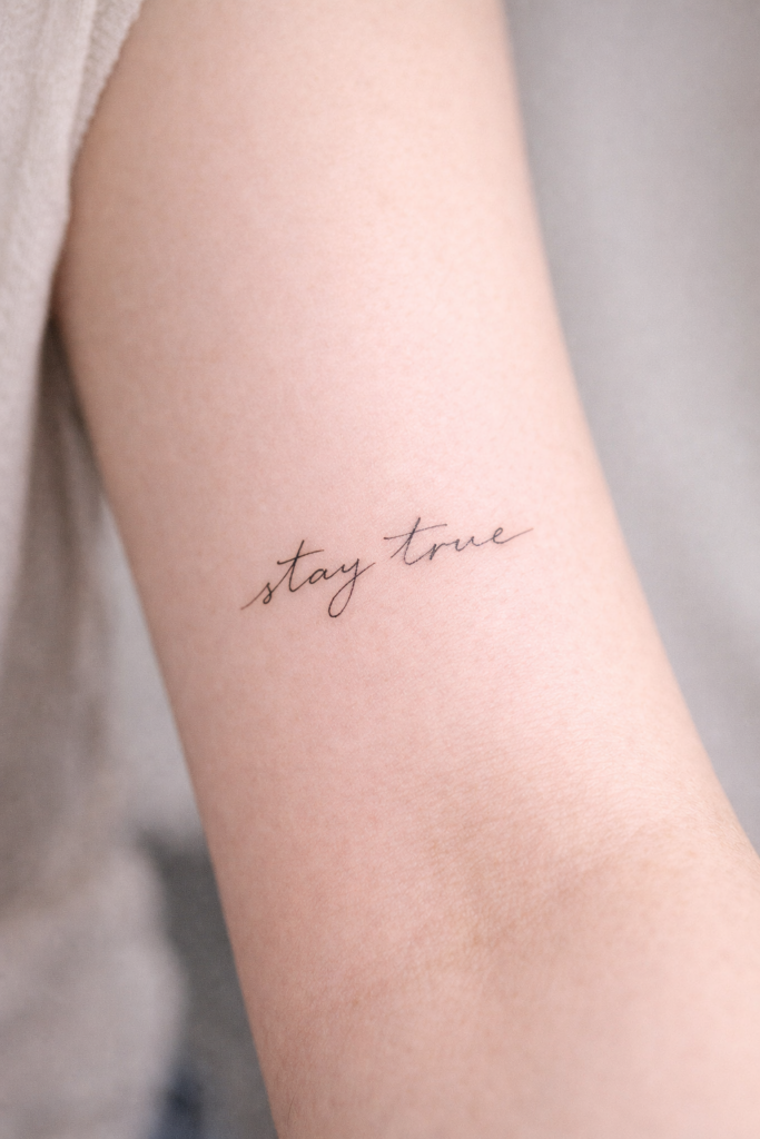 erros comuns ao fazer tatuagem de frase pequena