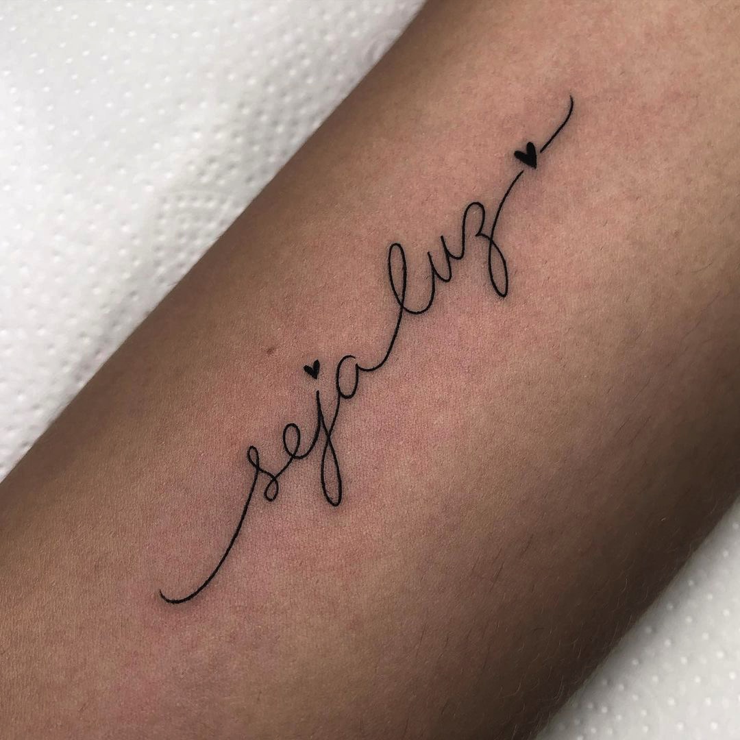 tatuagem de frase pequena no dedo do pé
