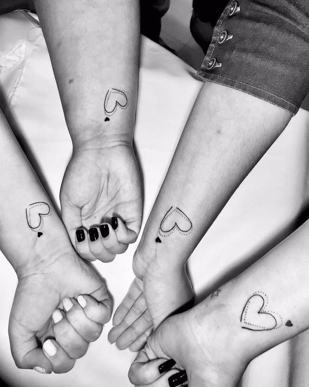 tatuagem de amigas minimalista