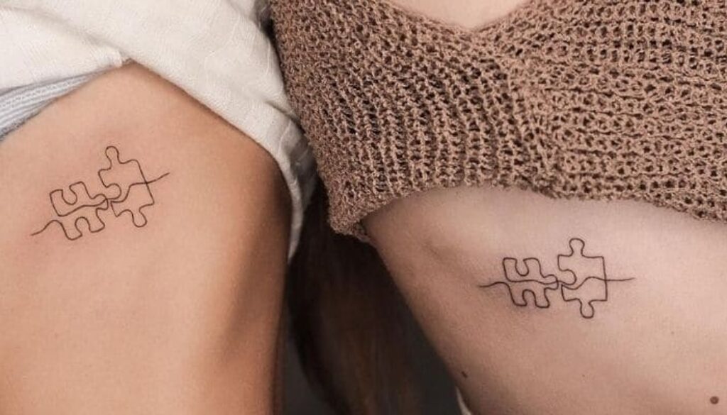 tatuagem de amigas com símbolo