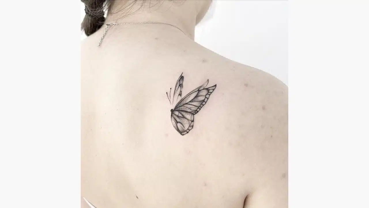 tatuagem borboleta ombro com flores