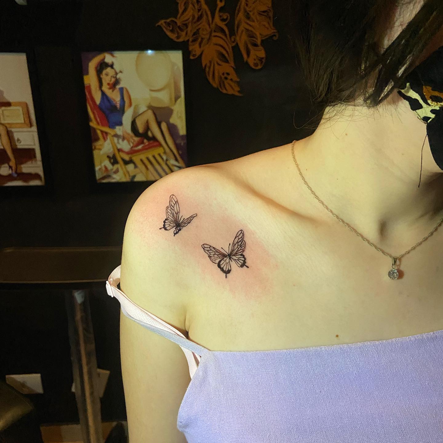 tatuagem de borboleta no ombro delicada
