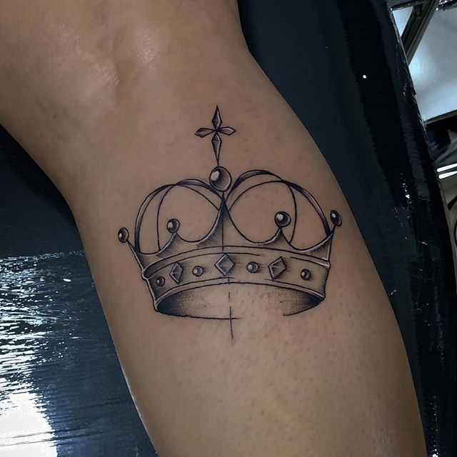 tatuagem de coroa com rosa