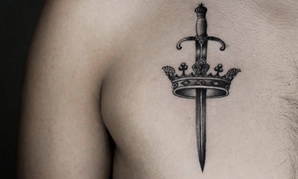 tatuagem de coroa com diamante