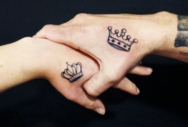 tatuagem de coroa com caveira