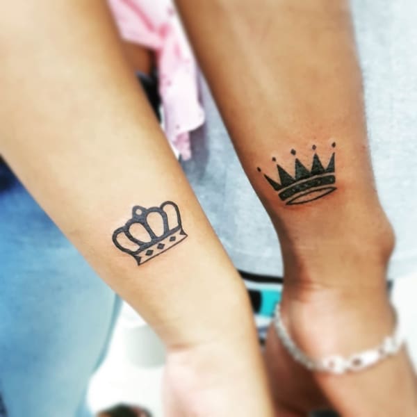 tatuagem de coroa no dedo