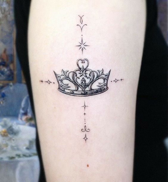 tatuagem de coroa no pescoço