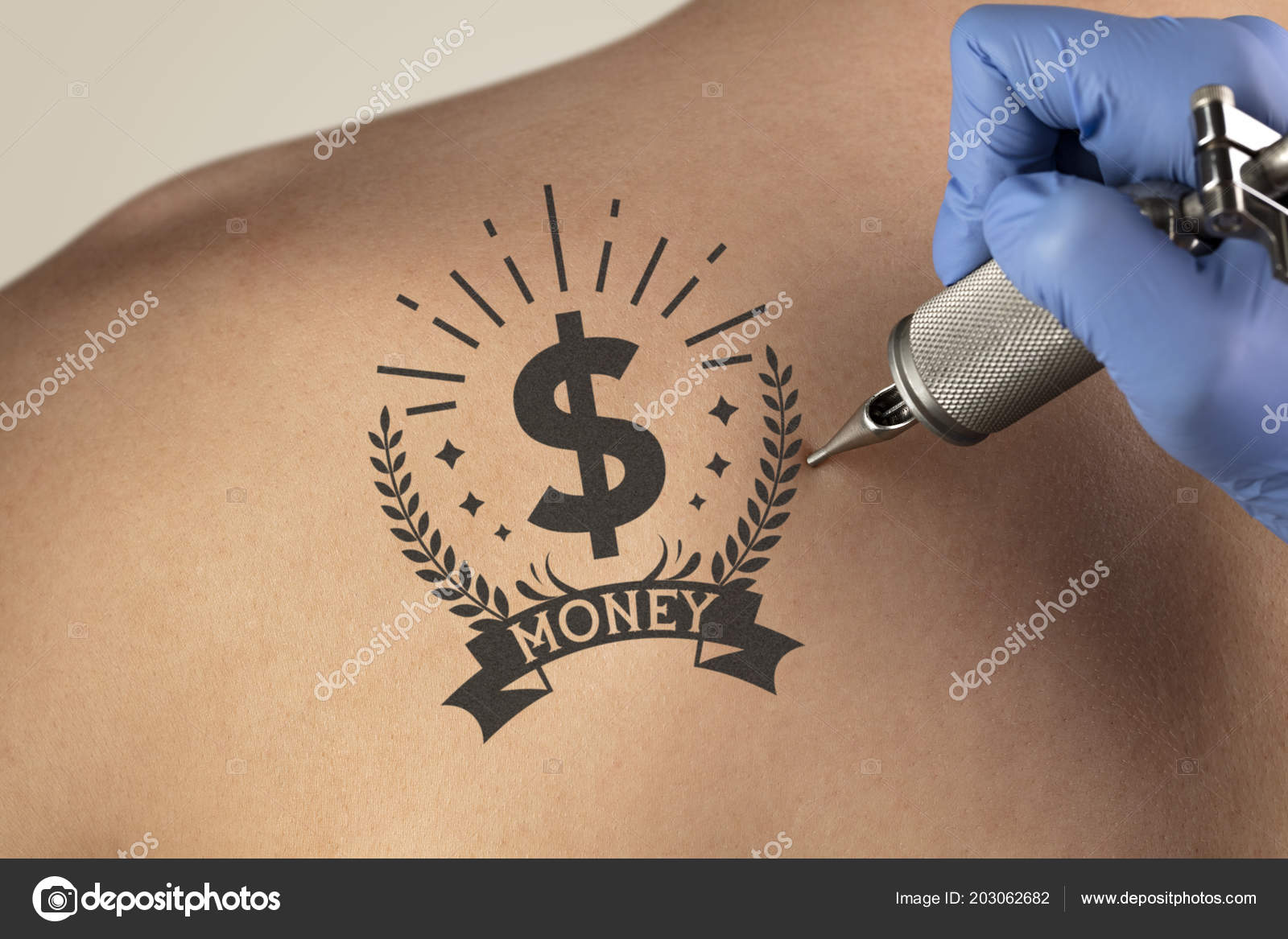 tatuagem de dinheiro no braço