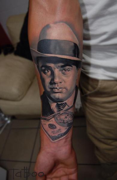 tatuagem de dinheiro no pescoço