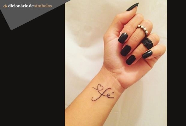 ideias de tatuagem de fé delicada para mulheres