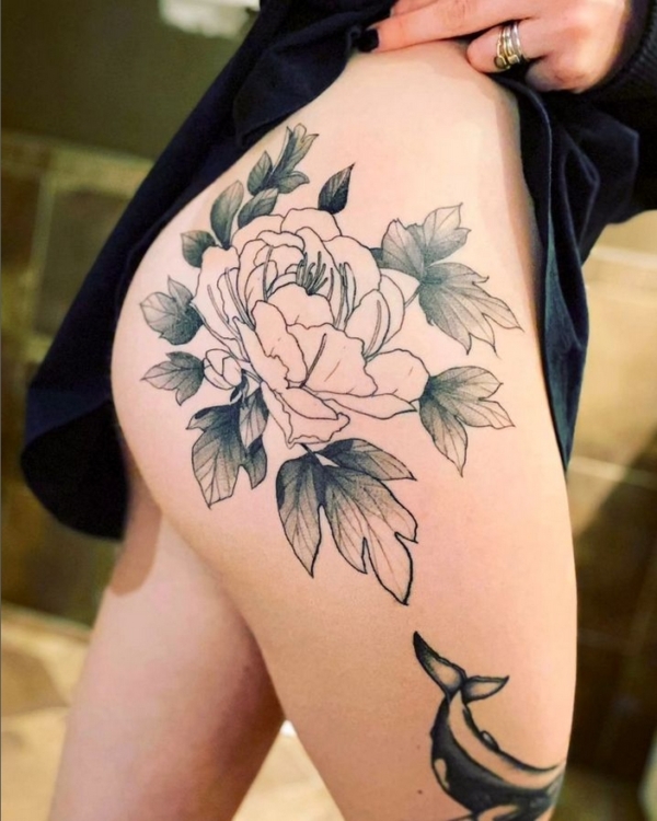 tatuagem feminina bunda flor