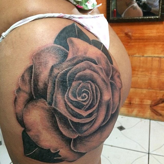 tatuagem colorida flor glúteo