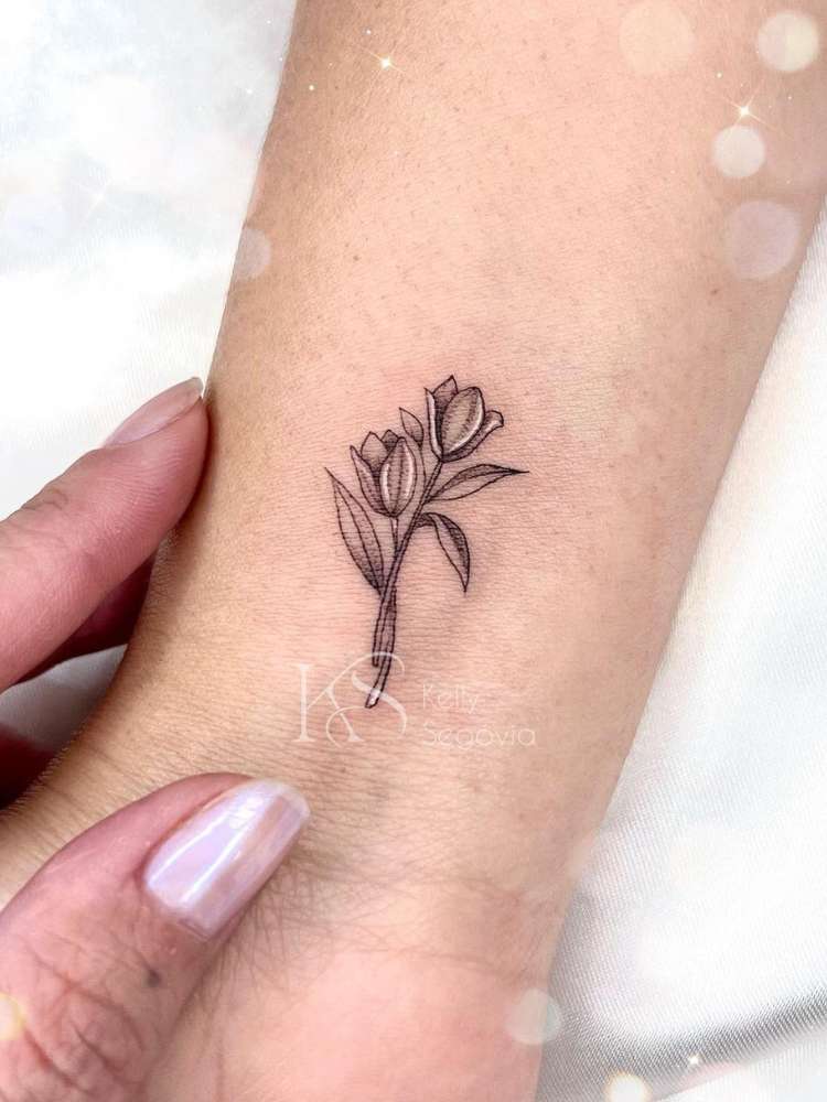 ideias tatuagem flor delicada