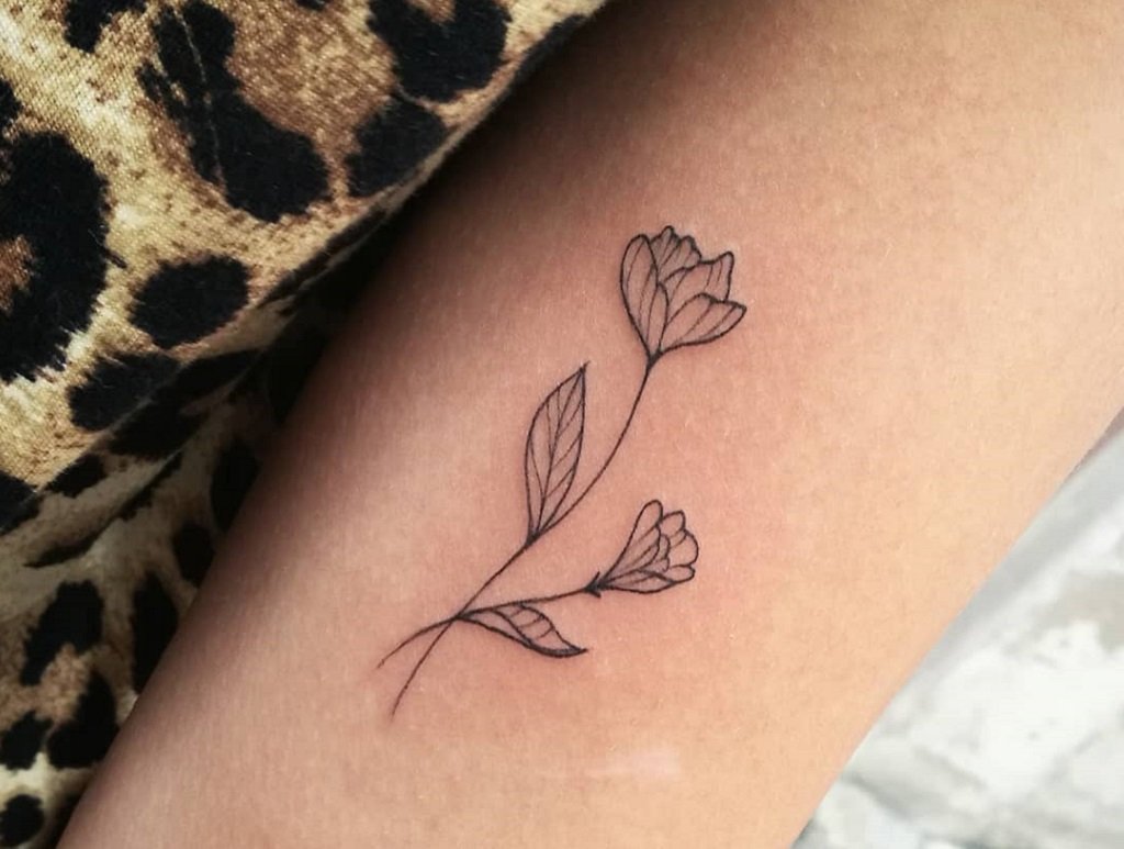 tatuagem de flor e lua