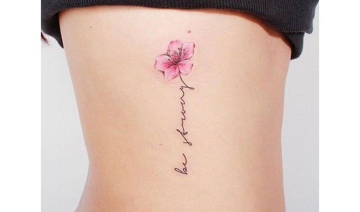 tatuagem de flor pequena