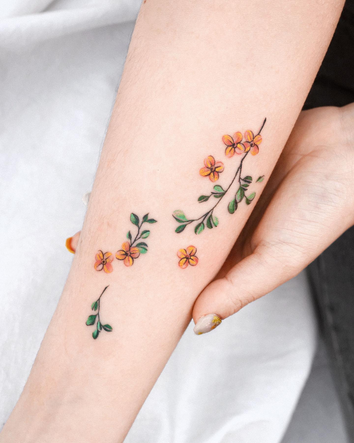 tatuagem de flor no pulso