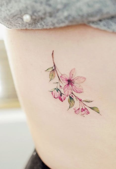 tatuagem de flor atrás da orelha