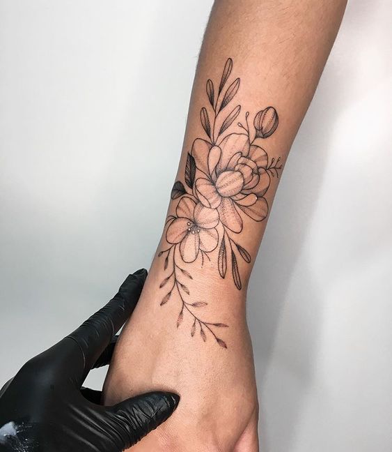 tatuagem de flor na costela