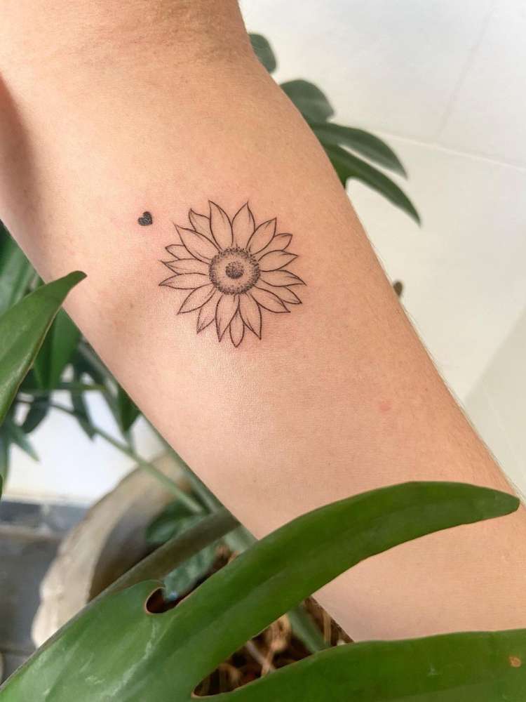 tatuagem de flor atrás da orelha