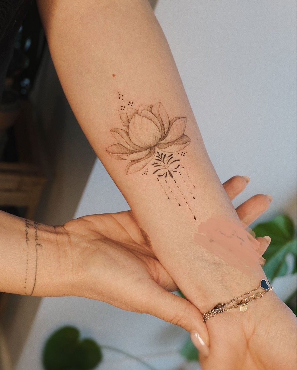 tatuagem de flor de lótus delicada