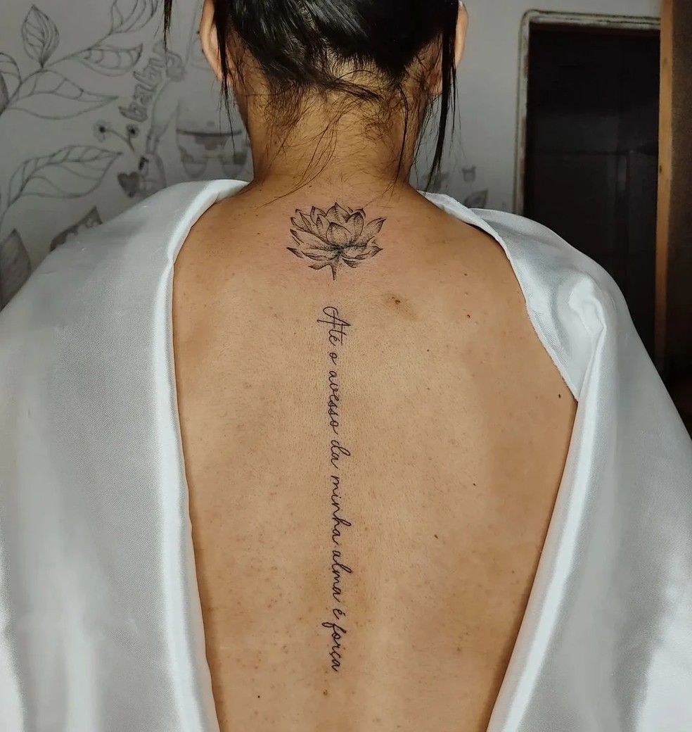 tatuagem de frase nas costas