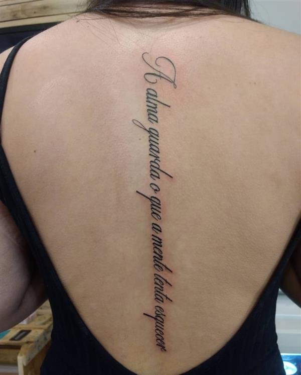 quanto custa uma tatuagem de frase nas costas