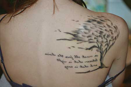 tatuagem de frase nas costas